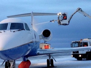 Работники аэропорта Кефлавик обрабатывают C-20A специальным раствором, препятствующим образованию льда